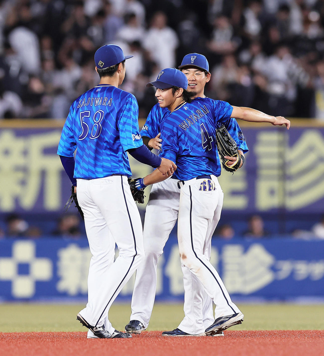 ロッテ対DeNA　ロッテに勝利し喜ぶDeNA度会（手前右）ら（撮影・足立雅史）