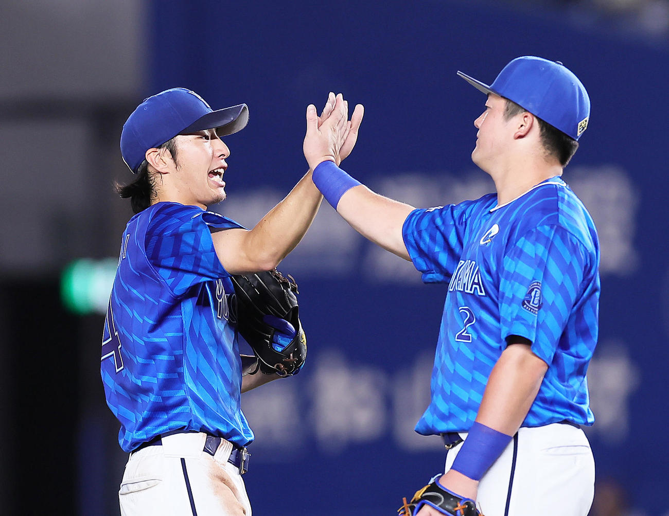ロッテ対DeNA　ロッテに勝利し、DeNA牧（右）とタッチを交わす度会（撮影・足立雅史）