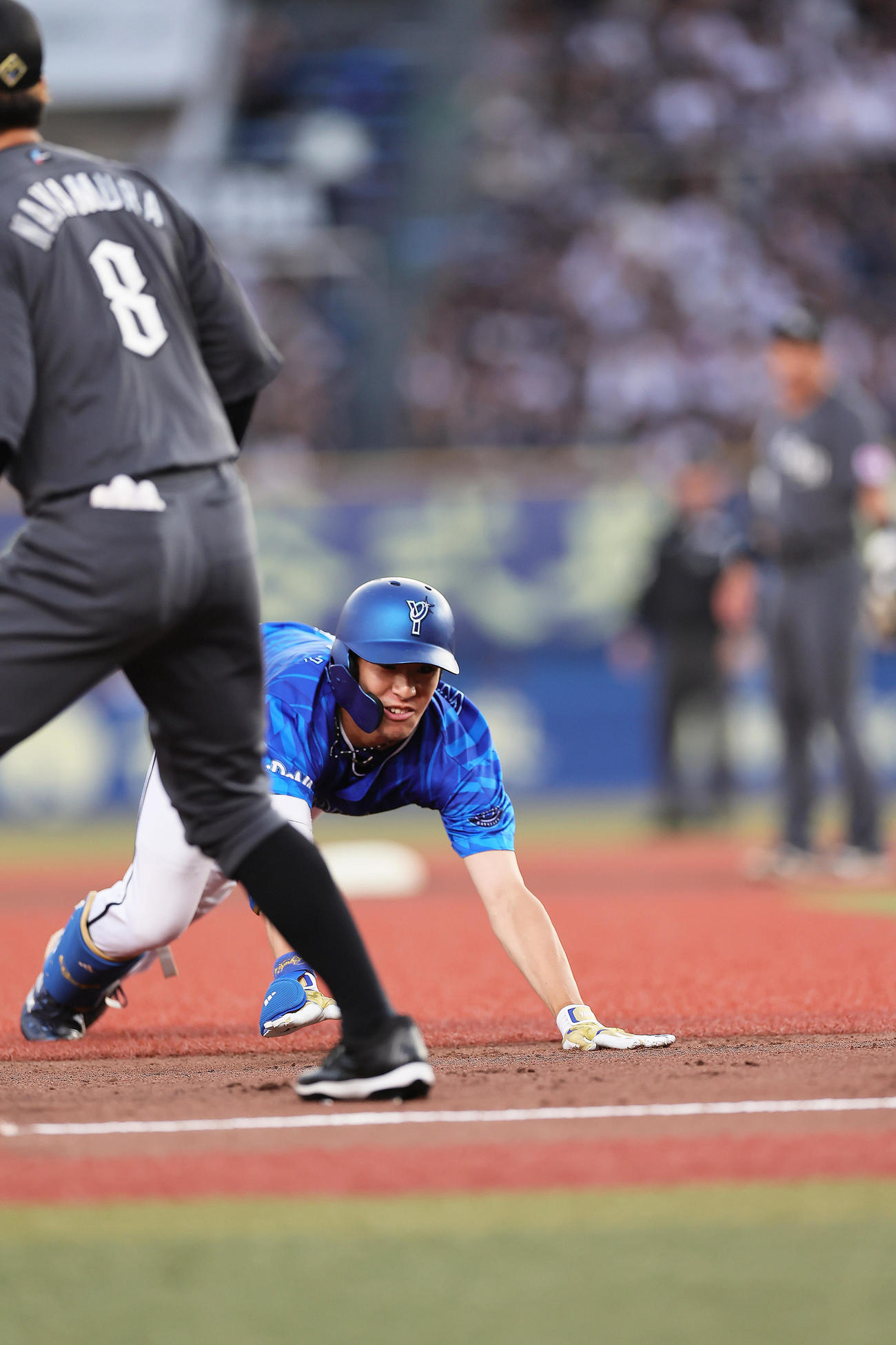 ロッテ対DeNA 2回表DeNA無死二、三塁、度会は中越え2点適時三塁打を放ちヘッドスライディング（撮影・足立雅史）