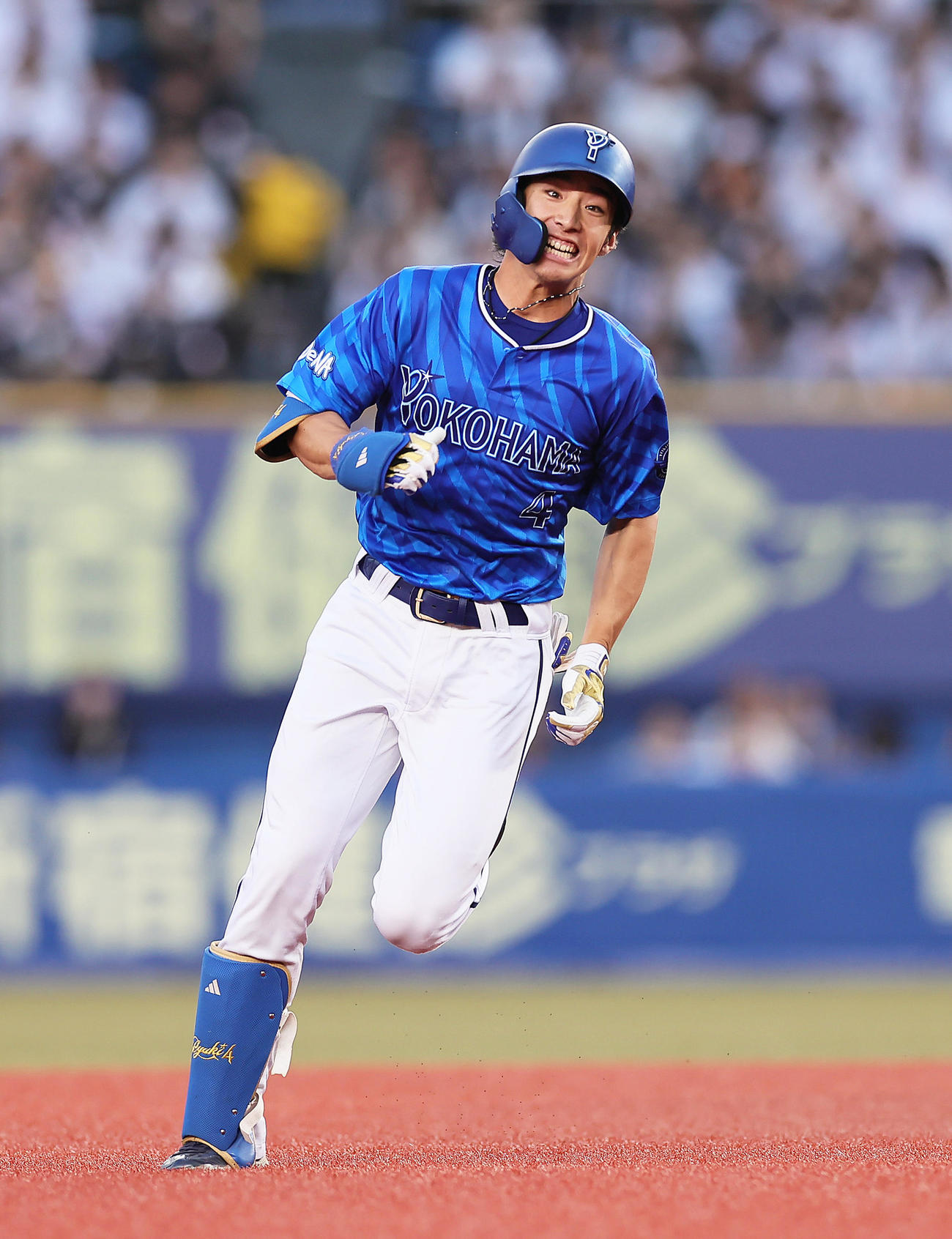 ロッテ対DeNA 2回表DeNA無死二、三塁、度会は中越え2点適時三塁打を放つ（撮影・足立雅史）