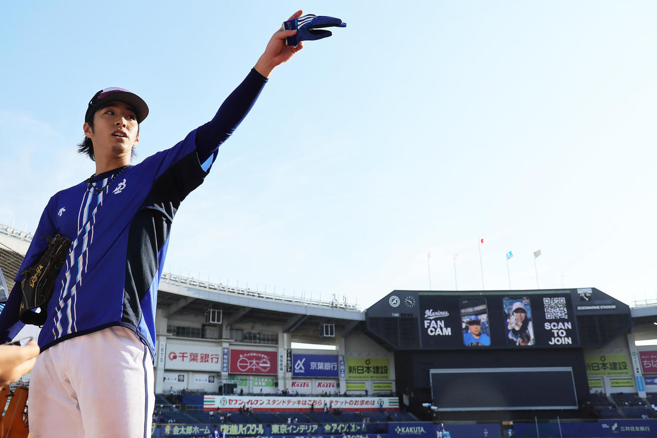 試合前、ZOZOマリンスタジアムの印象を話すDeNA度会（撮影・足立雅史）