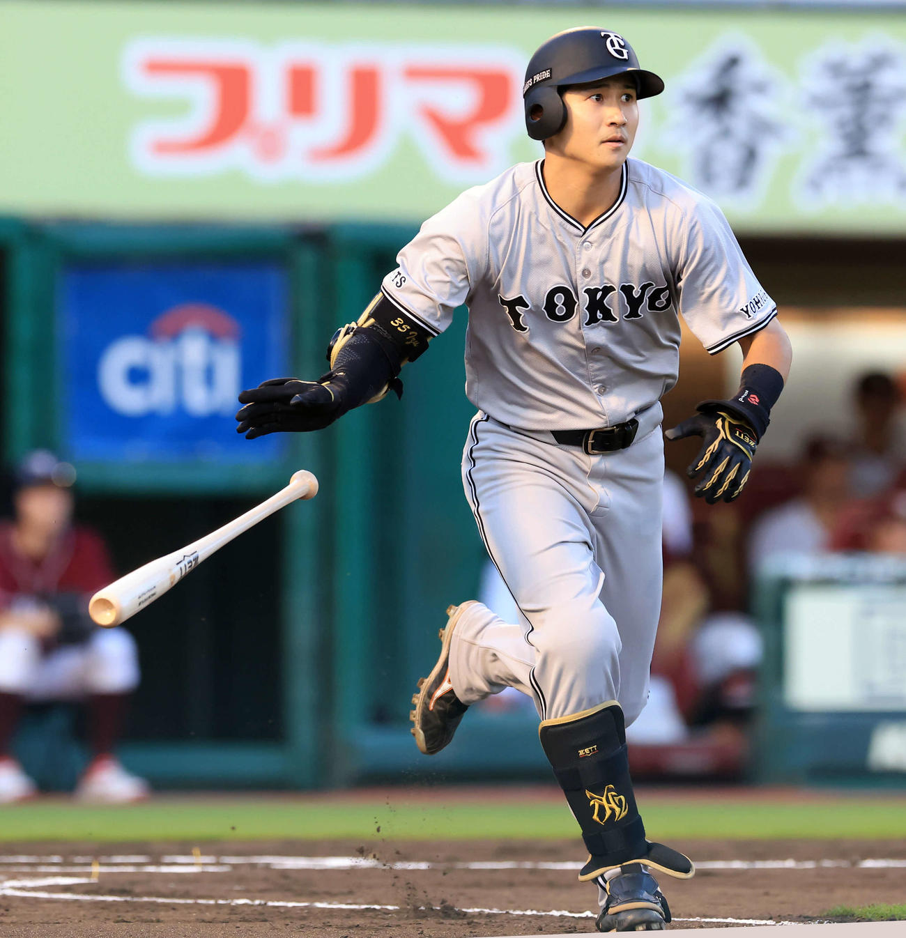 楽天対巨人　2回表巨人2死、泉口は右越えソロ本塁打を放つ（撮影・浅見桂子）