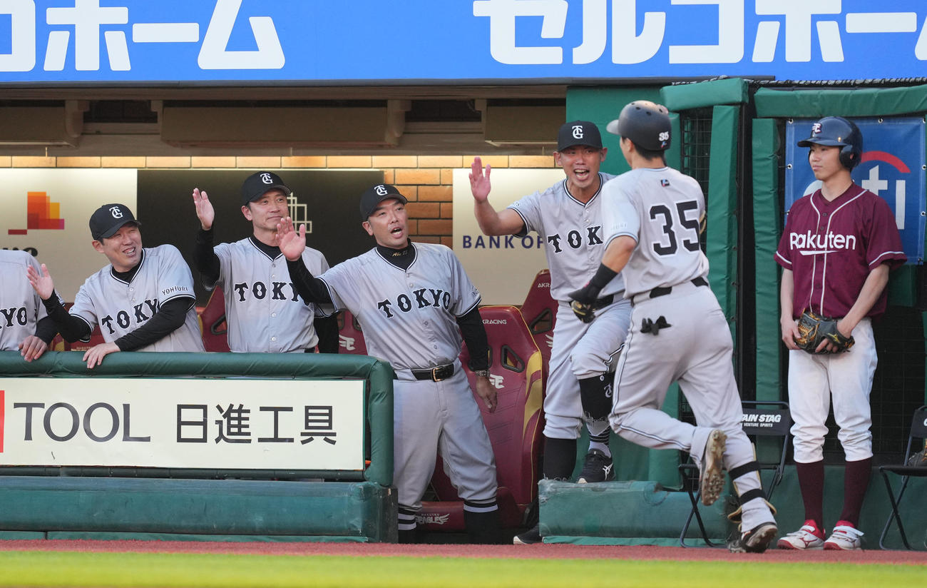 楽天対巨人　2回表巨人2死、右越えにソロ本塁打を放ち、阿部監督（中央）らに迎えられる泉口（右から2人目）（撮影・菅敏）