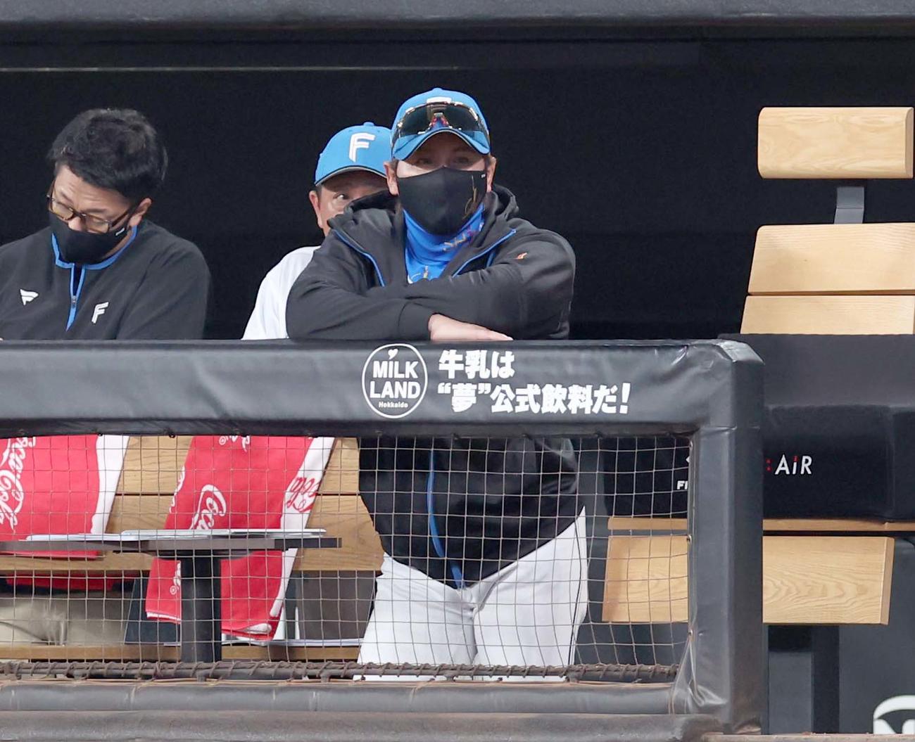 日本ハム対中日　試合を見つめる日本ハム新庄監督（撮影・黒川智章）