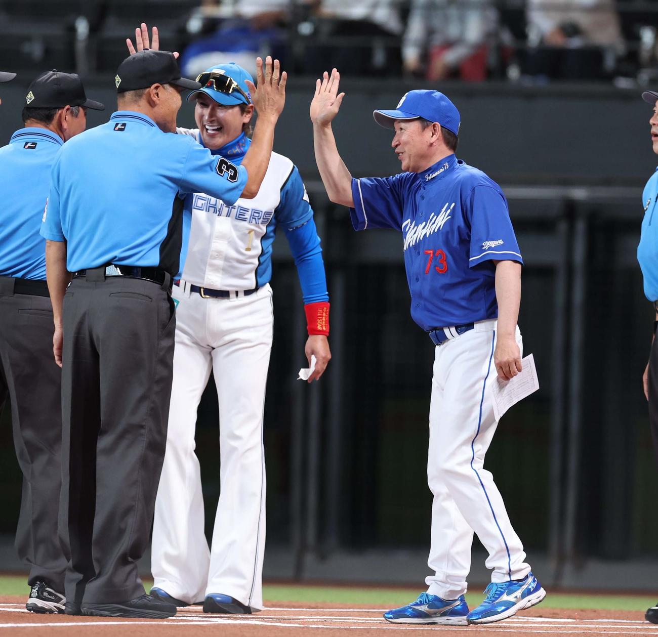 日本ハム対中日　新庄監督、審判団とハイタッチする立浪監督（撮影・黒川智章）