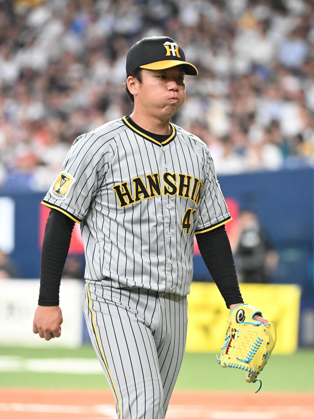 オリックス対阪神　6回裏にも追加点を奪われ悔しげにベンチに戻る村上（撮影・和賀正仁）