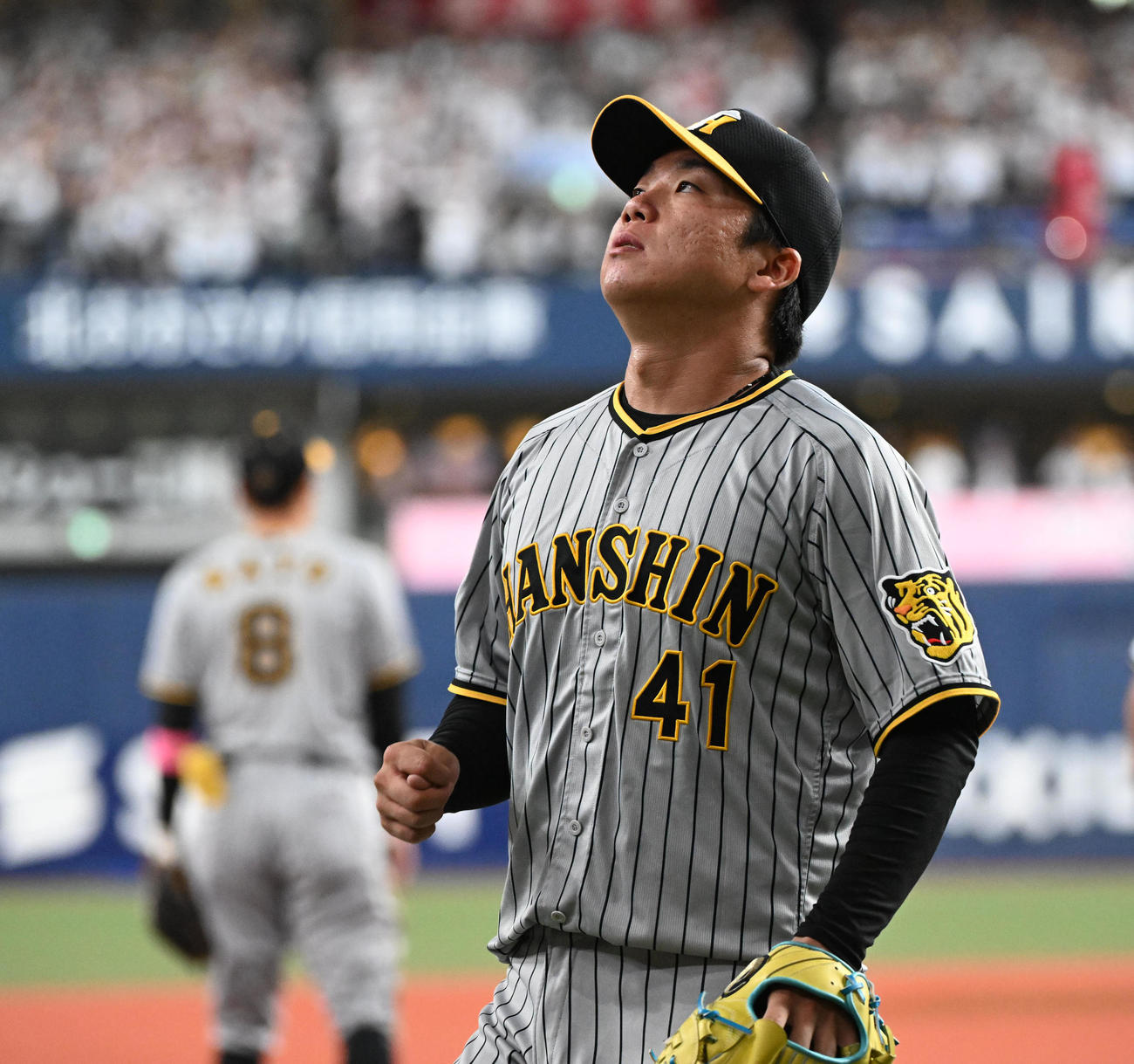 オリックス対阪神　6回裏オリックス1死一、三塁、西川に右前適時打を浴び三里ベースカバーに走る村上（撮影・和賀正仁）