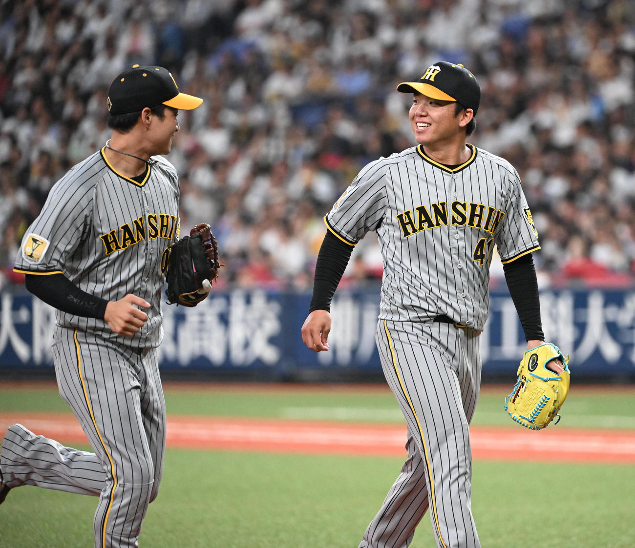 オリックス対阪神　3回裏オリックス2死、中川の飛球を一塁手が捕球し笑顔を見せる村上、左は木浪（撮影・和賀正仁）