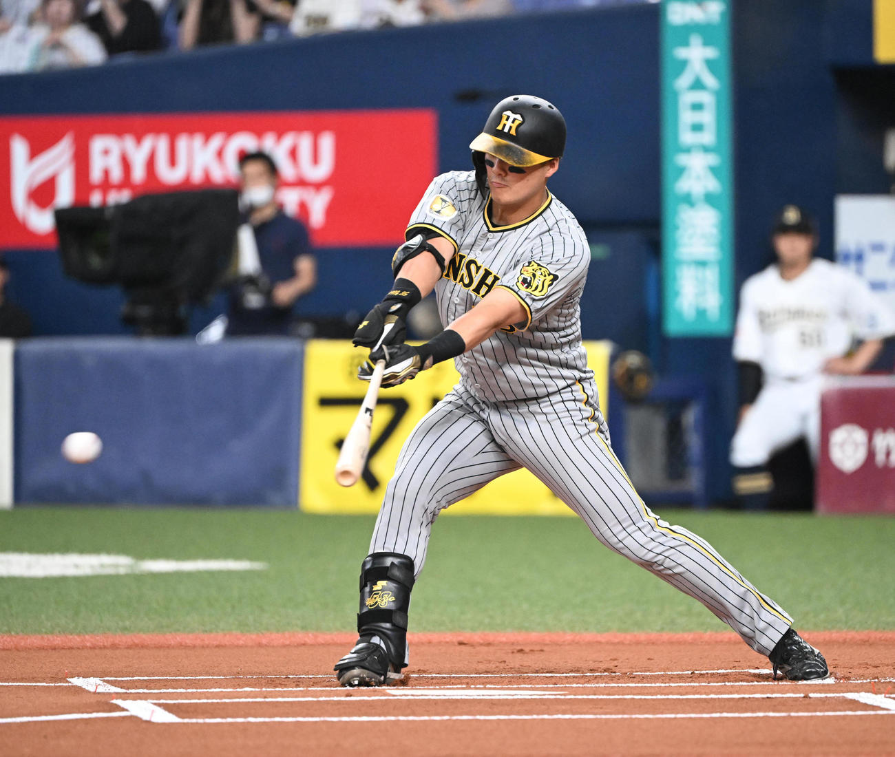オリックス対阪神　1回表阪神1死、中前打を放つ前川（撮影・和賀正仁）