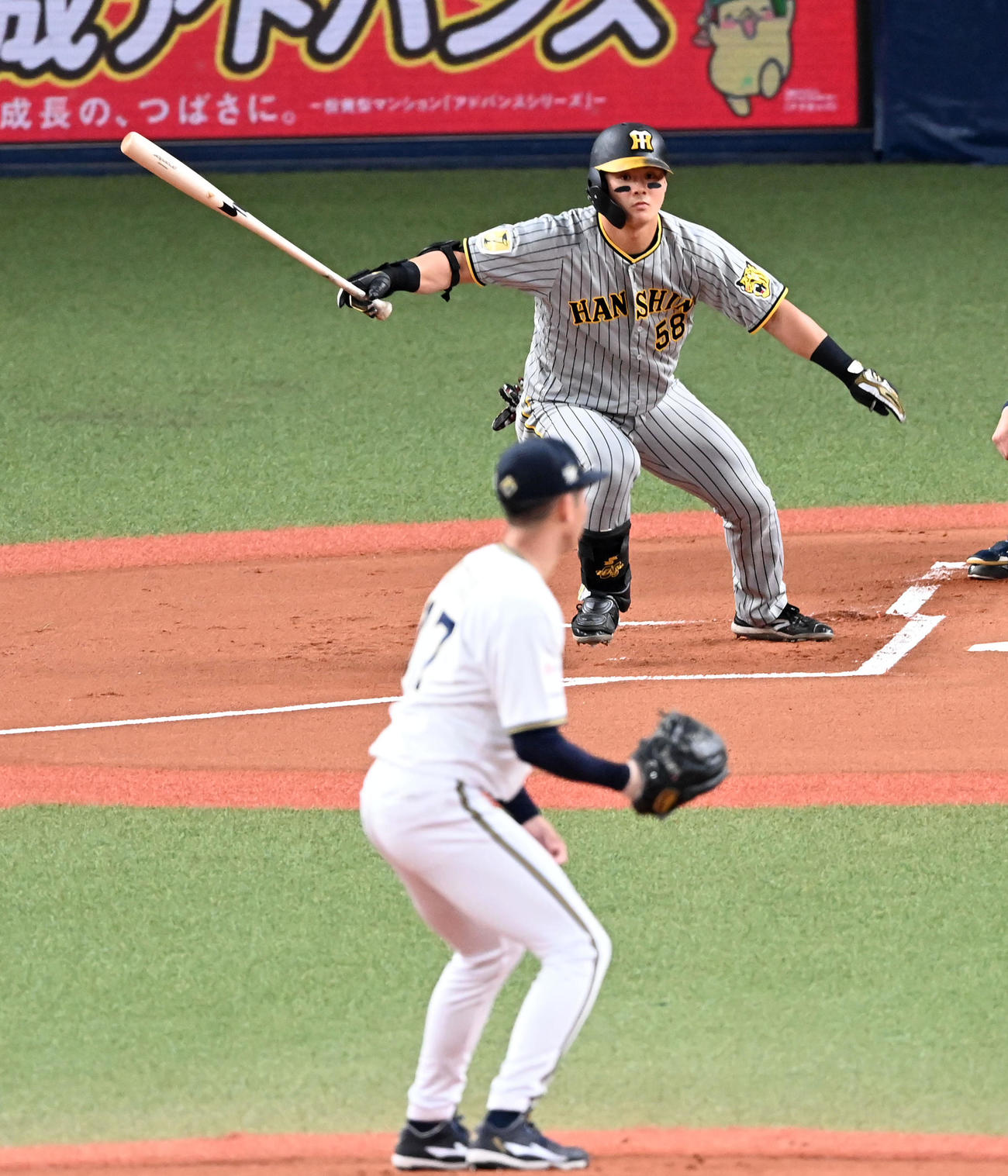 オリックス対阪神　1回表阪神1死、前川は中前打を放つ。投手曽谷（撮影・前岡正明）