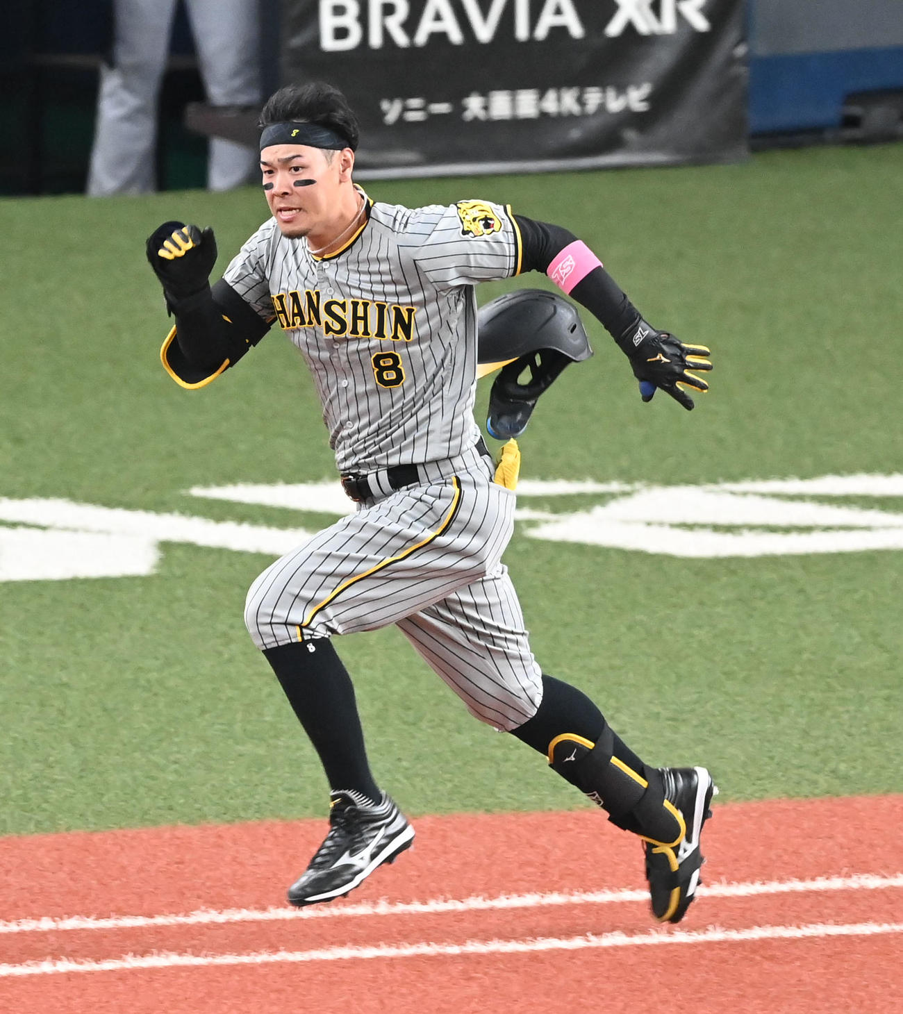 オリックス対阪神　6回表阪神2死一、二塁、佐藤輝は一塁内野安打を放つ（撮影・前岡正明）