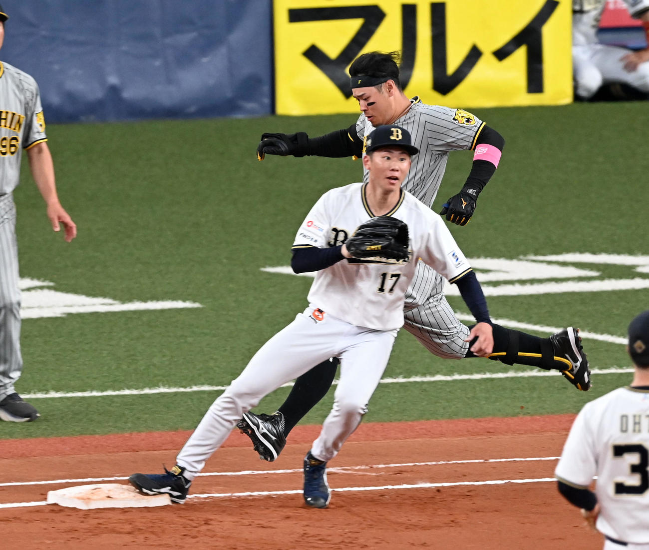 オリックス対阪神　6回表阪神2死一、二塁、佐藤輝は一塁内野安打を放つ。ベースカバー曽谷（撮影・前岡正明）