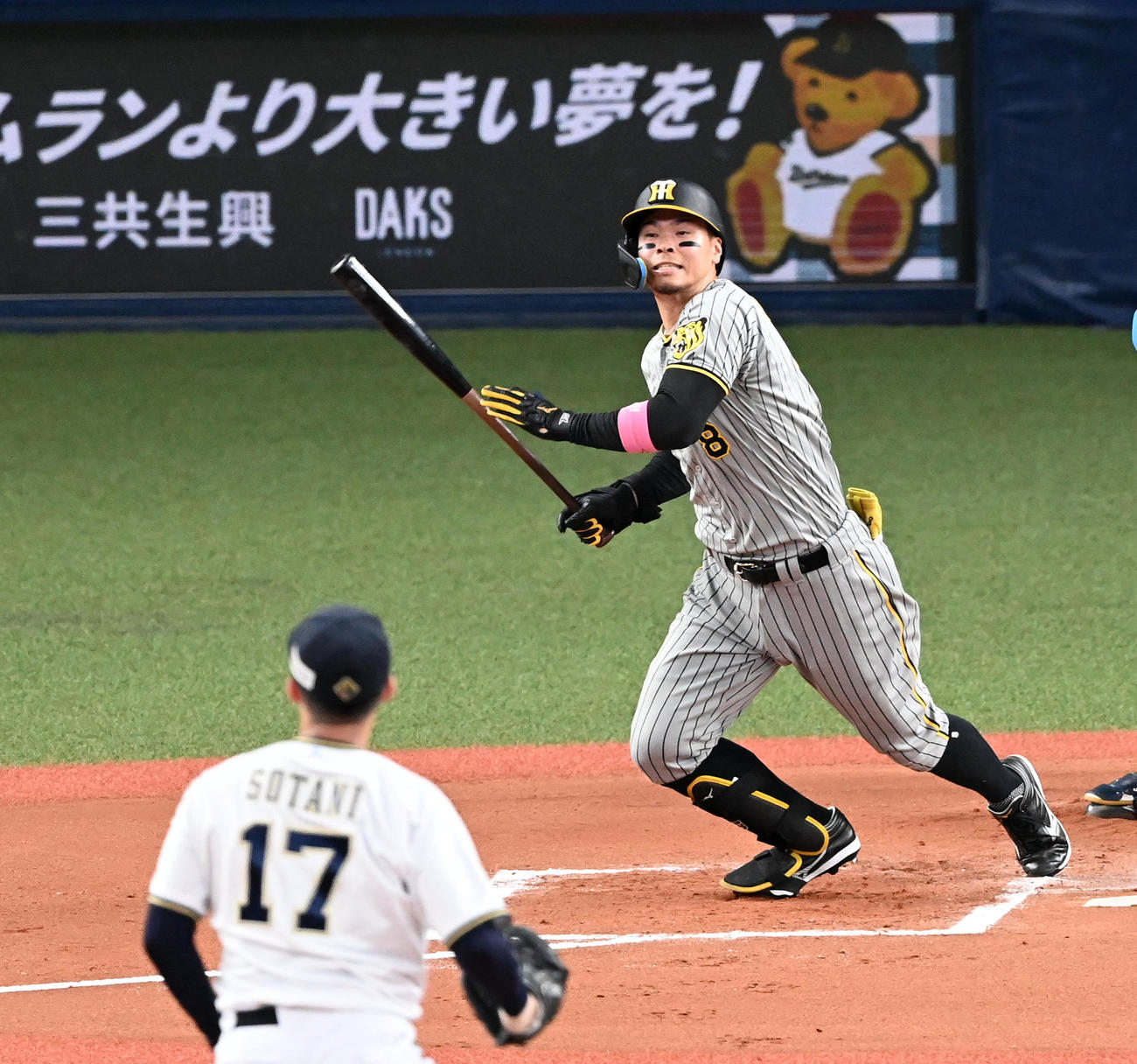 オリックス対阪神　6回表阪神2死一、二塁、佐藤輝は一塁内野安打を放つ。投手曽谷（撮影・前岡正明）
