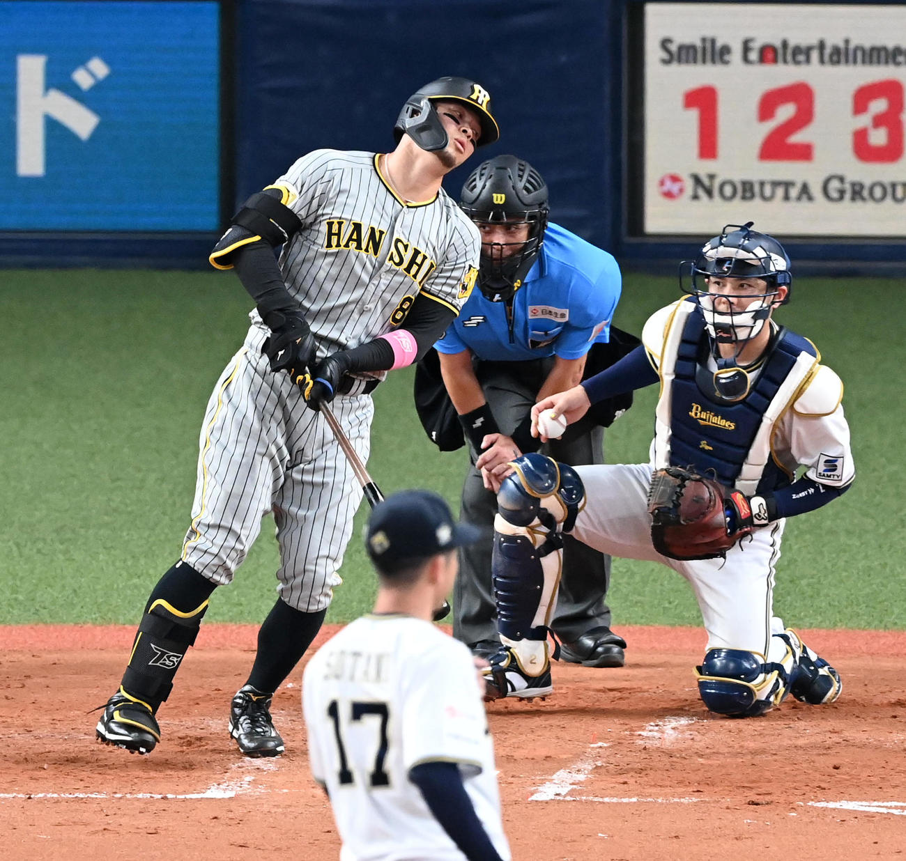 オリックス対阪神　4回表阪神1死一塁、佐藤輝は空振り三振に倒れる。投手曽谷（撮影・前岡正明）