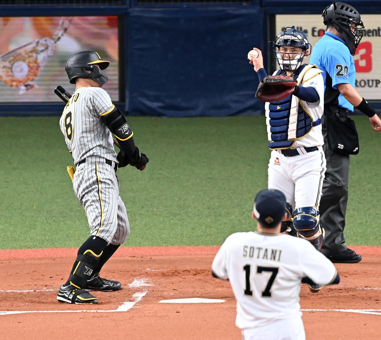 オリックス対阪神　2回表阪神無死一塁、佐藤輝は見逃し三振に倒れる（撮影・前岡正明）