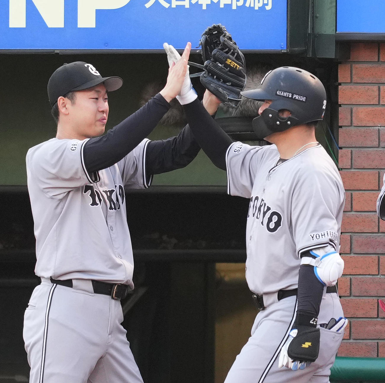 楽天対巨人　2回表巨人2死一塁、右越えに先制の2点本塁打を放ち、山崎伊（左）にタッチで迎えられる岸田（撮影・菅敏）