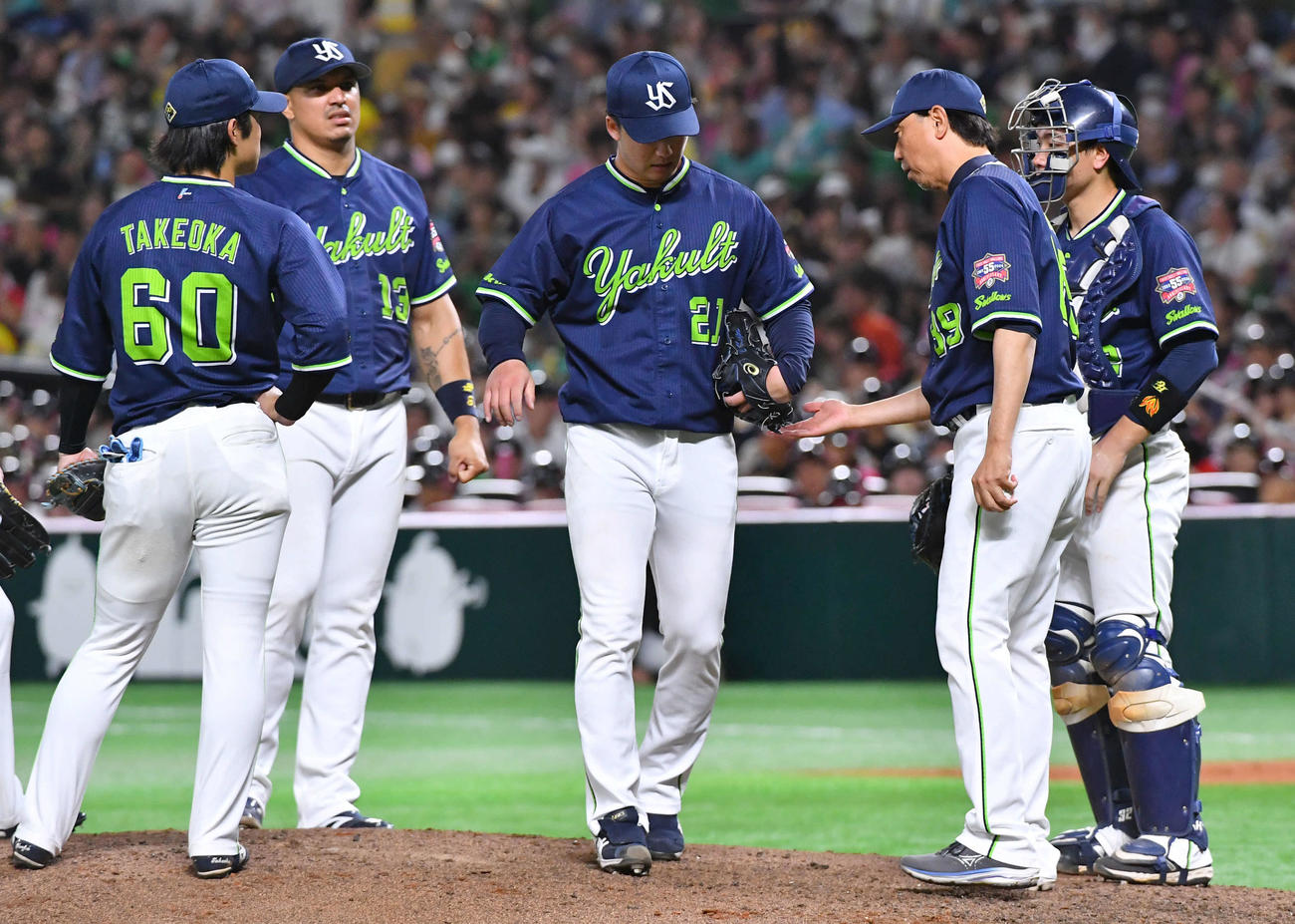 ソフトバンク対ヤクルト　7回裏ソフトバンク無死一、二塁、近藤の右前適時打で同点とされた場面で降板となった吉村（中央）（撮影・岩下翔太）