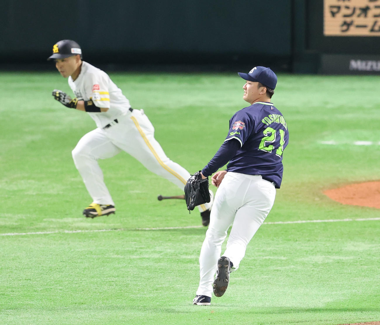 ソフトバンク対ヤクルト　7回裏ソフトバンク無死一、二塁、近藤に右前同点適時打を浴びた吉村（撮影・梅根麻紀）