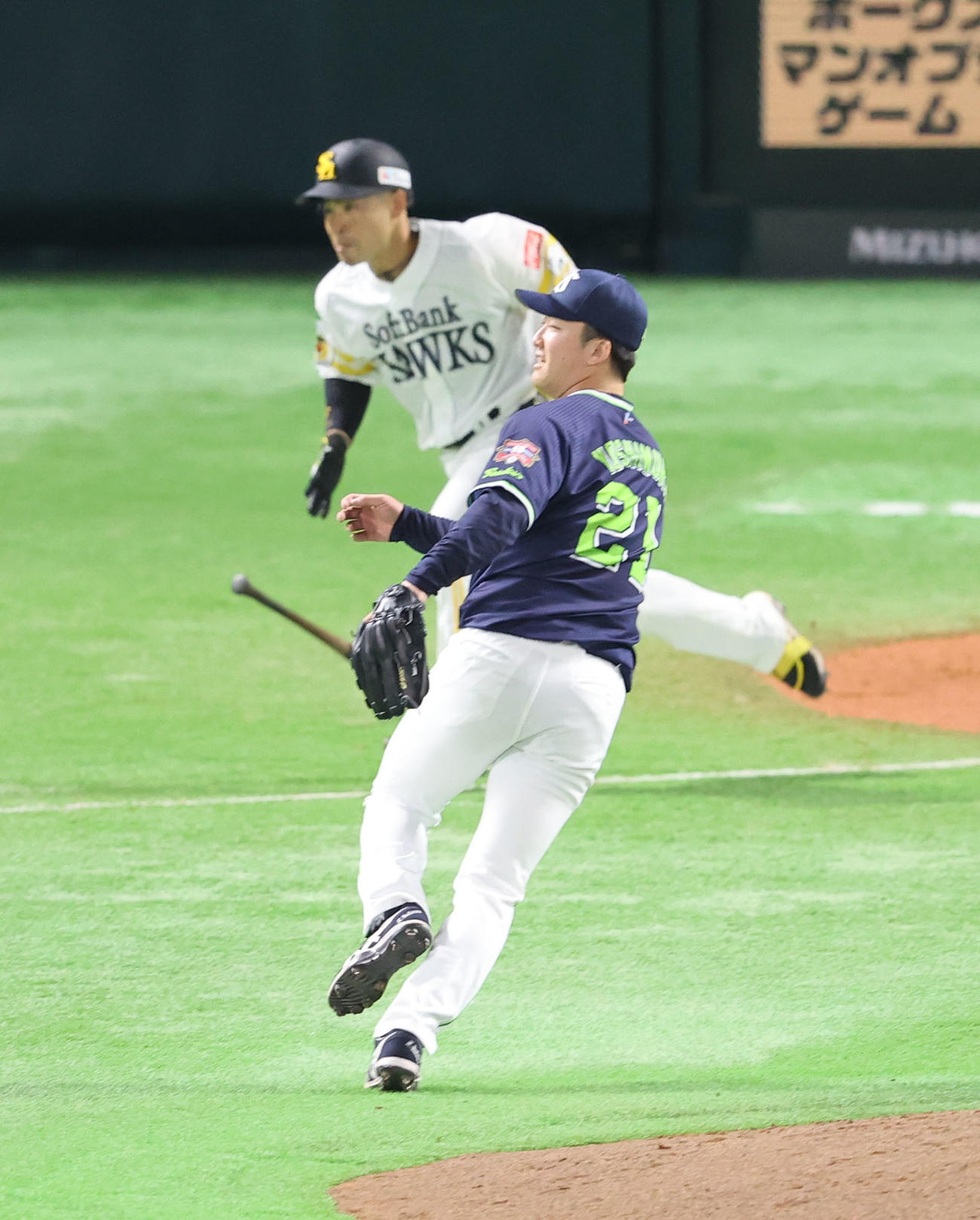 ソフトバンク対ヤクルト　7回裏ソフトバンク無死一、二塁、近藤に右前同点適時打を浴びた吉村（撮影・梅根麻紀）