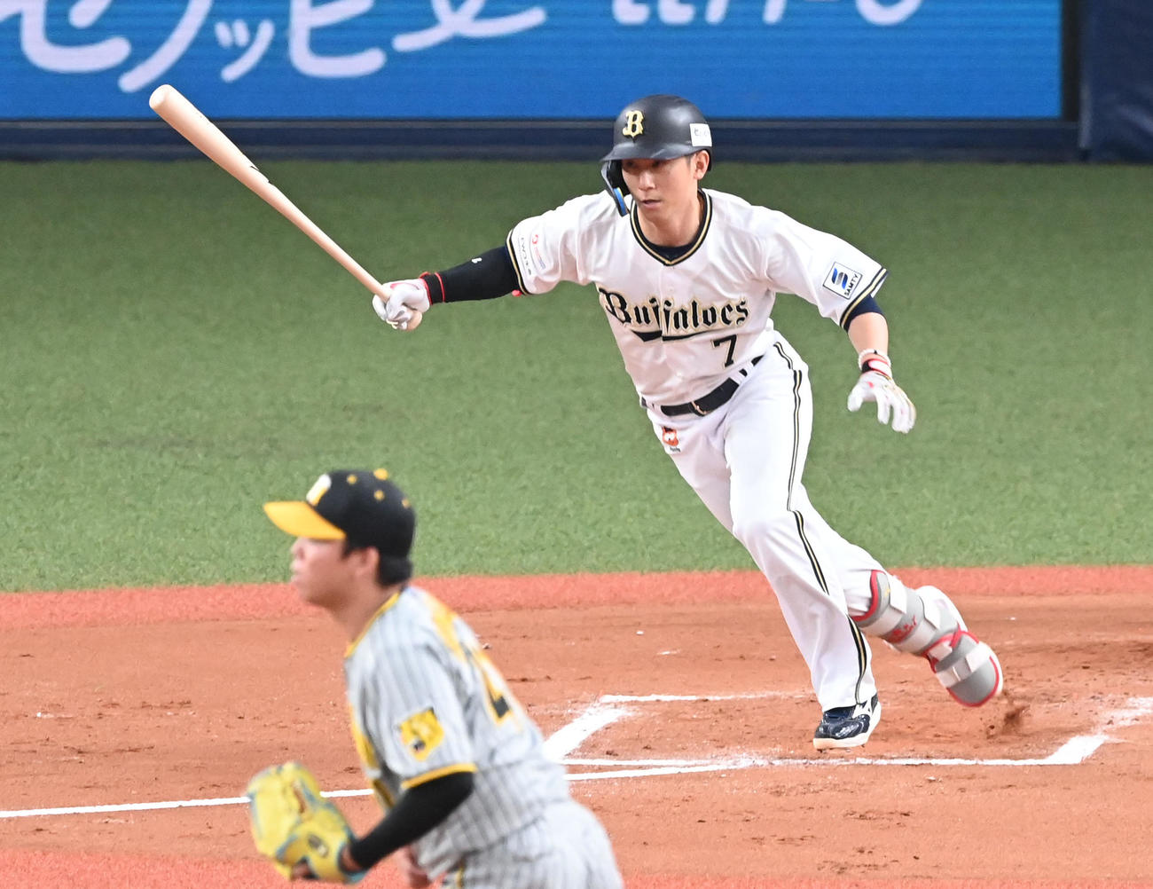 オリックス対阪神　6回裏オリックス1死一、三塁、西川は右前適時打を放つ。投手村上（撮影・前岡正明）