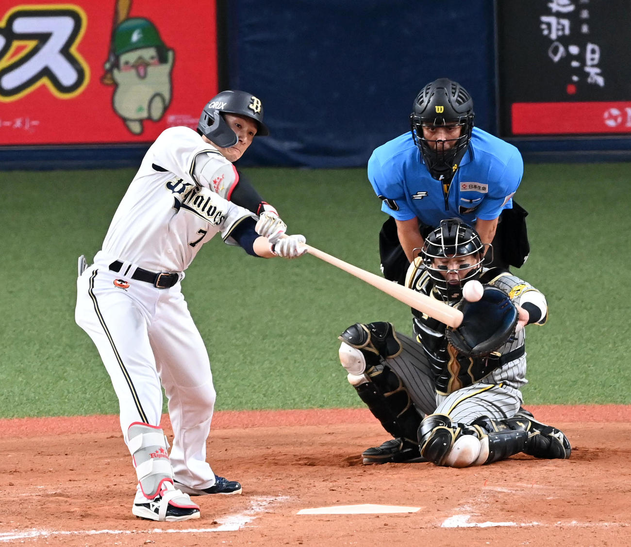 オリックス対阪神　8回裏オリックス1死二塁、西川は中前適時打を放つ（撮影・前岡正明）