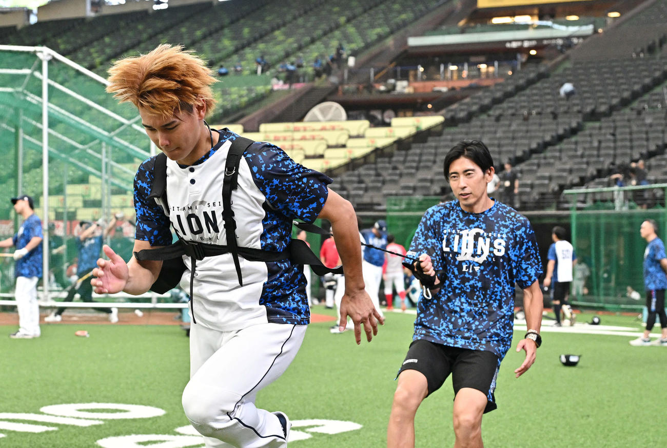 西武対広島　試合前練習する西武西川（左）（撮影・滝沢徹郎）