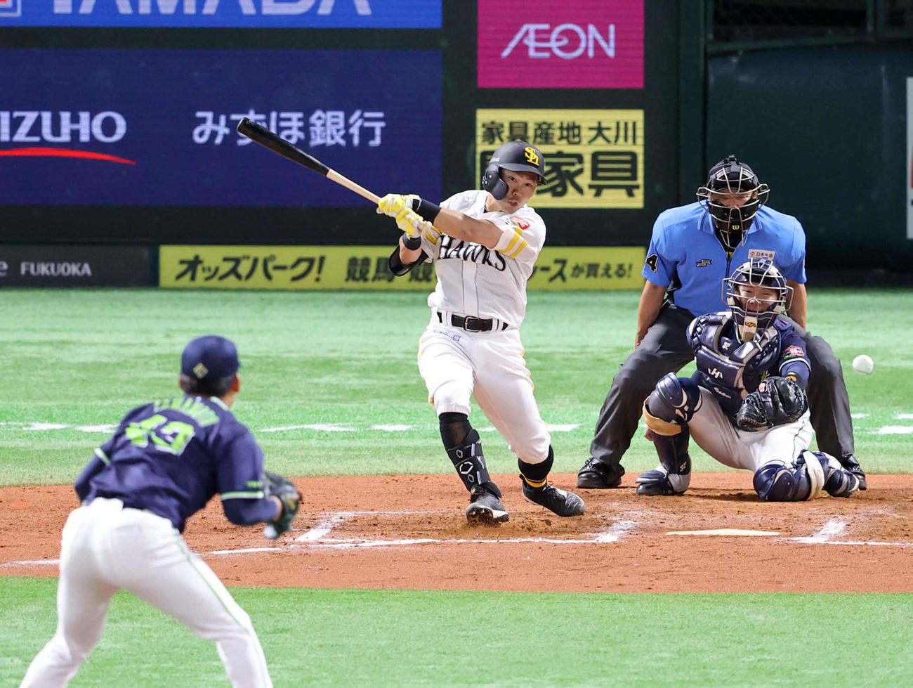 ソフトバンク対ヤクルト　7回裏ソフトバンク1死二、三塁、中村晃は中前に勝ち越し2点適時打を放つ（撮影・梅根麻紀）