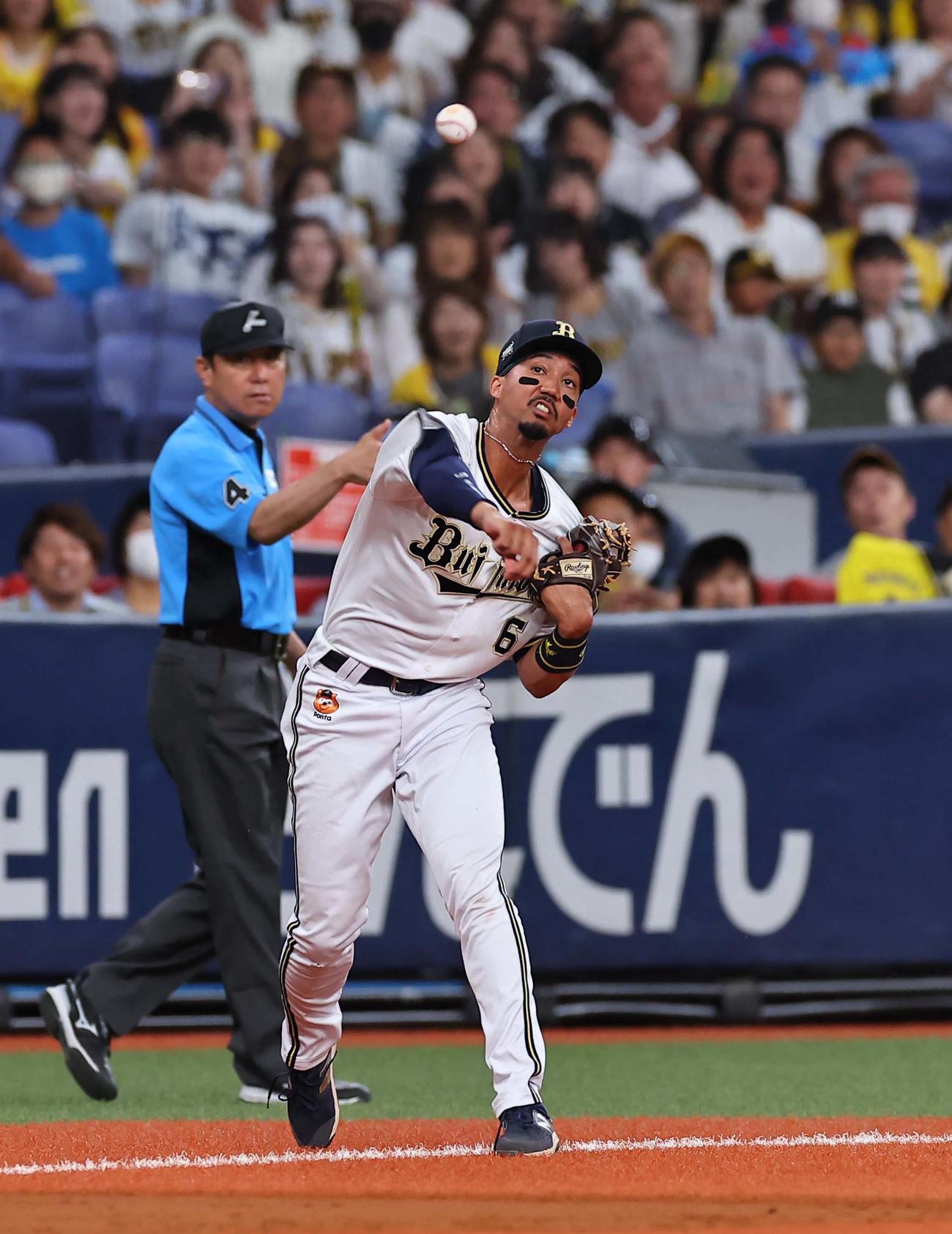 オリックス対阪神　3回表阪神2死、宗は森下の三ゴロを軽快にさばく（撮影・上田博志）
