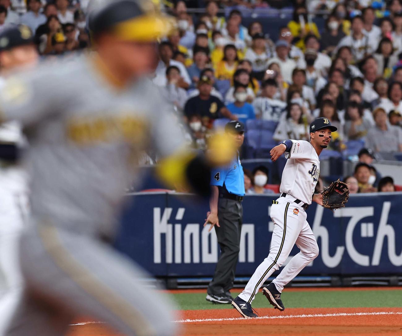 オリックス対阪神　3回表阪神2死、宗は森下の三ゴロを軽快にさばく（撮影・上田博志）