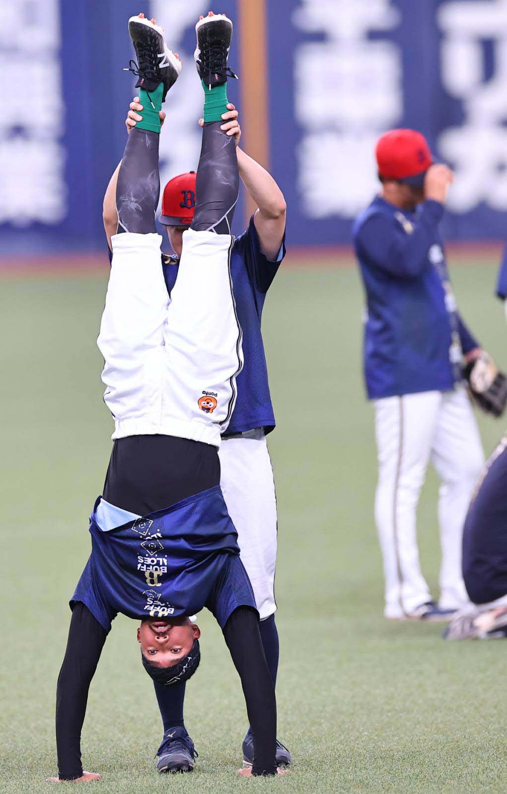 オリックス対阪神　逆立ちをする宗（撮影・上田博志）