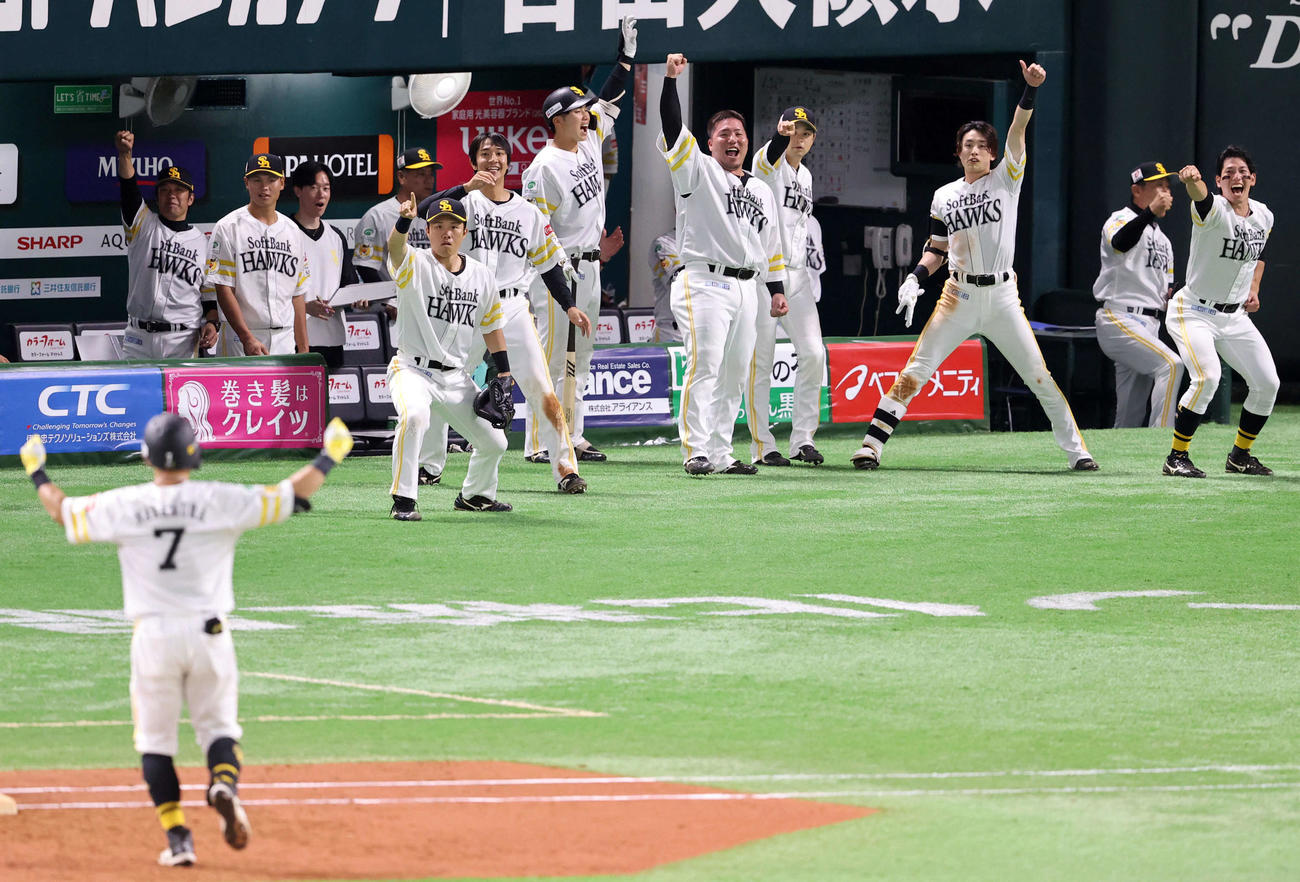ソフトバンク対ヤクルト　7回裏ソフトバンク1死二、三塁、中村晃（左下）の勝ち越し2点適時打でベンチを飛び出し喜ぶナイン（撮影・梅根麻紀）