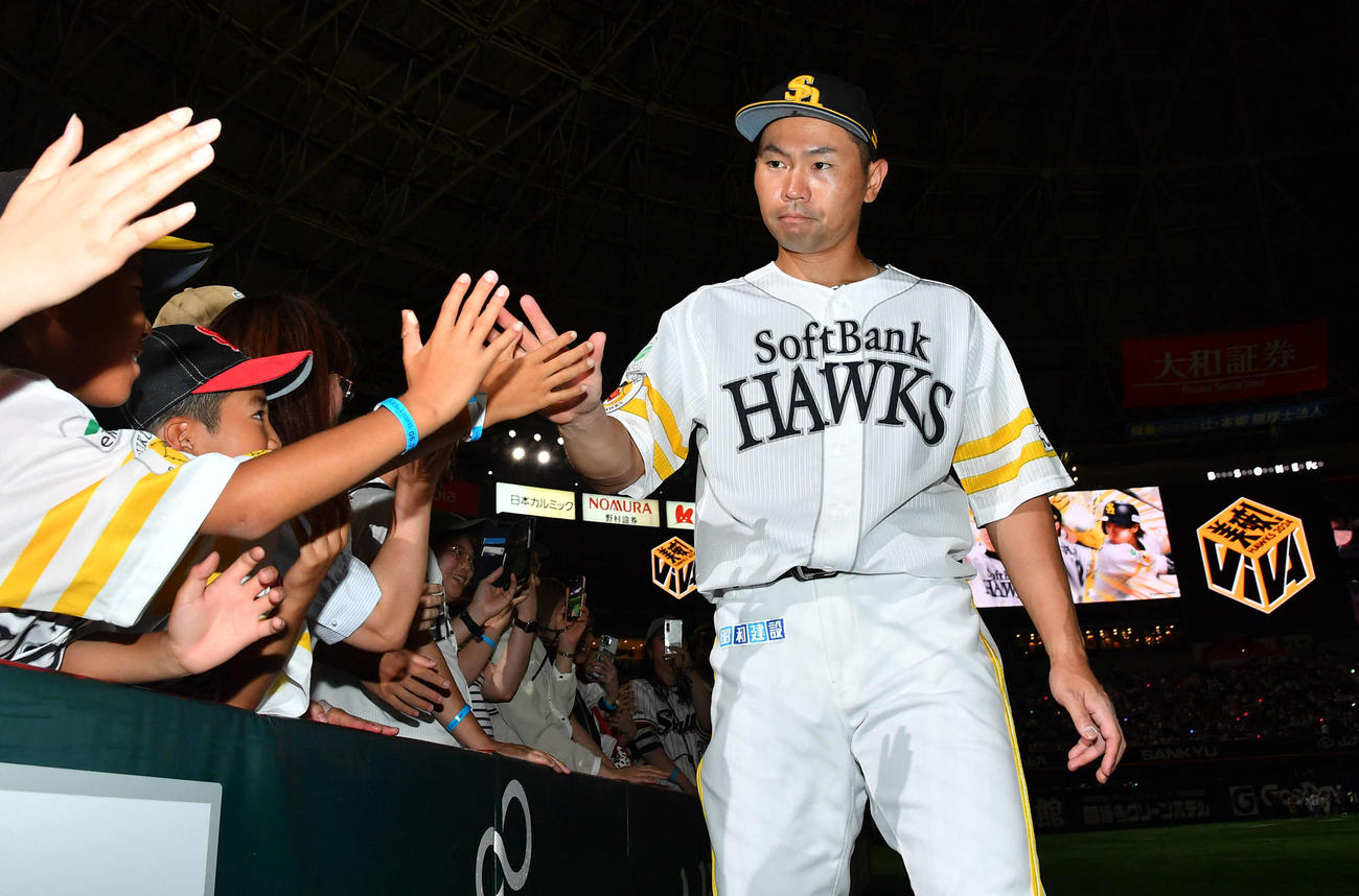 ソフトバンク対ヤクルト　ヤクルトに勝利し、ファンとタッチを交わす中村晃（撮影・岩下翔太）
