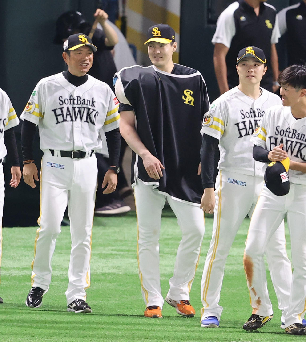 ソフトバンク対ヤクルト　勝利投手となった有原に話しかける小久保監督（撮影・梅根麻紀）