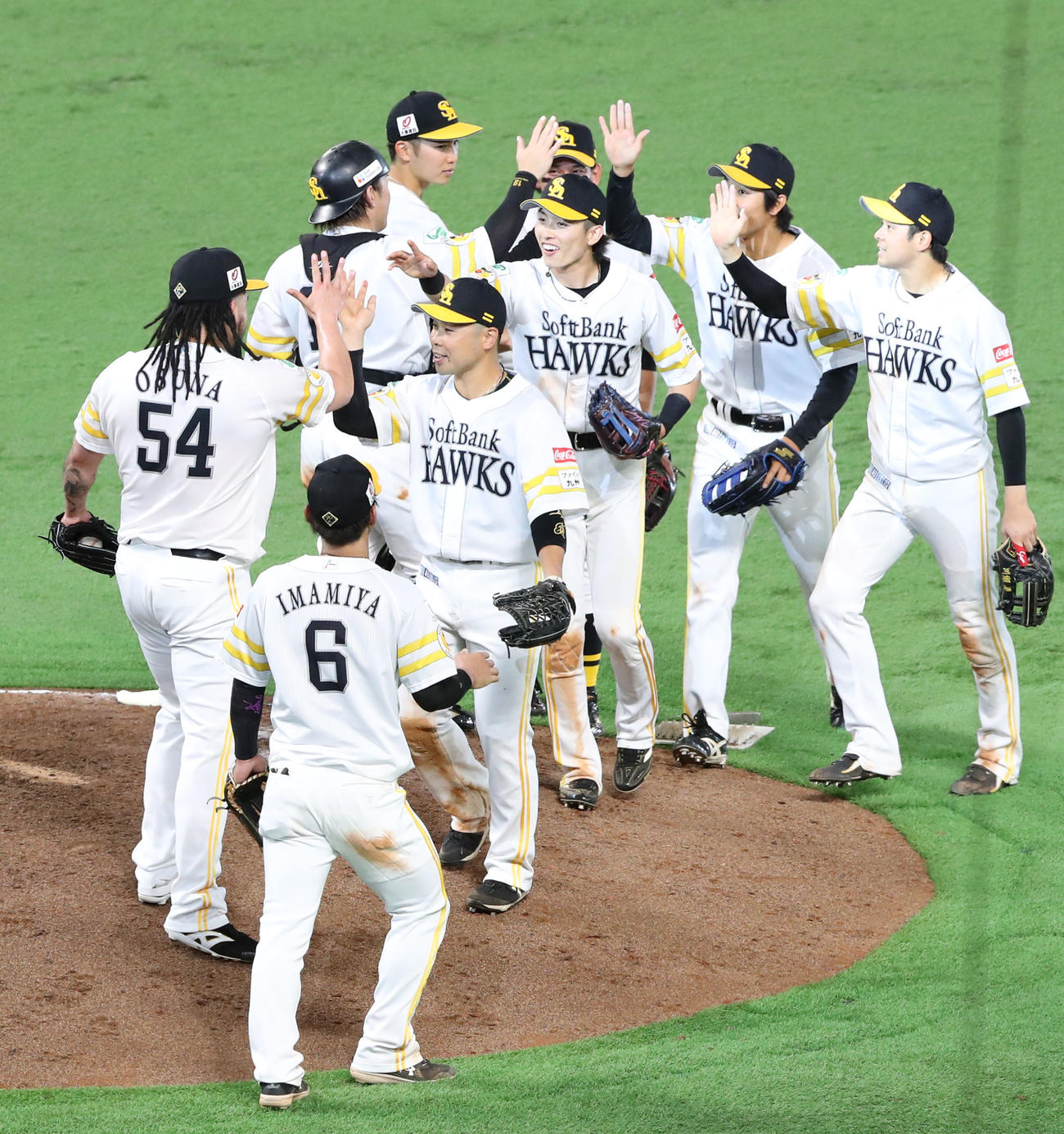 ソフトバンク対ヤクルト　ヤクルトに逆転勝利したソフトバンクナインはハイタッチをかわす（撮影・鬼束羽瑠菜）