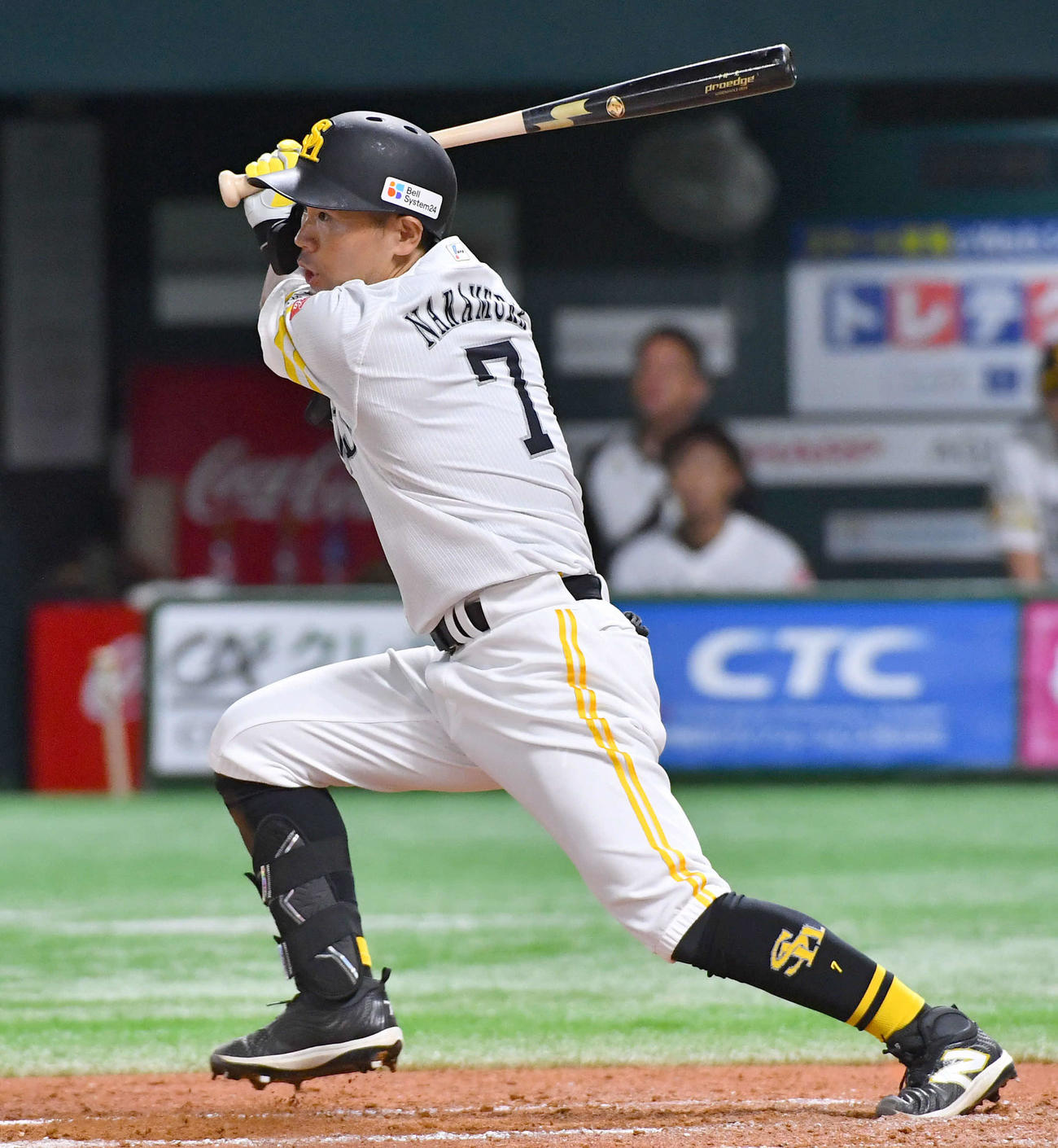 ソフトバンク対ヤクルト　7回裏ソフトバンク1死二、三塁、中村晃は勝ち越しの中前2点適時打を放つ（撮影・岩下翔太）