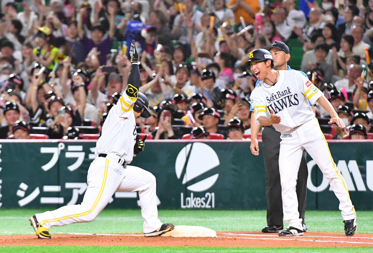ソフトバンク対ヤクルト　7回裏ソフトバンク無死一、二塁、同点の右前適時打を放ち、本多コーチ（右）と笑顔でタッチを交わす近藤（撮影・岩下翔太）