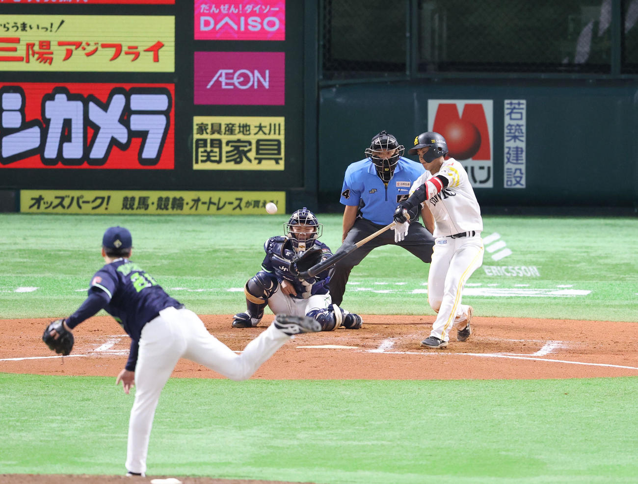 ソフトバンク対ヤクルト　7回裏ソフトバンク無死、今宮は中前安打を放つ（撮影・梅根麻紀）