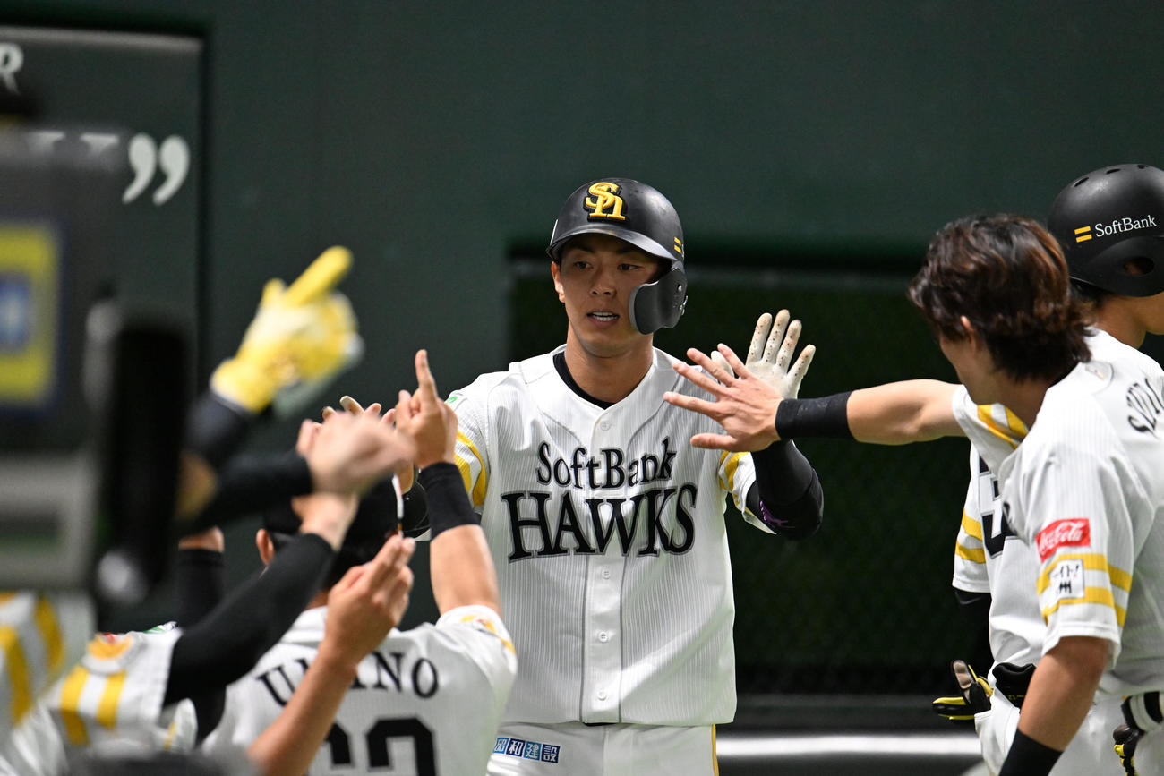 ソフトバンク対ヤクルト　7回裏ソフトバンク無死一、二塁、山川の適時打で生還した今宮はナインから祝福を受ける（撮影・林敢治）