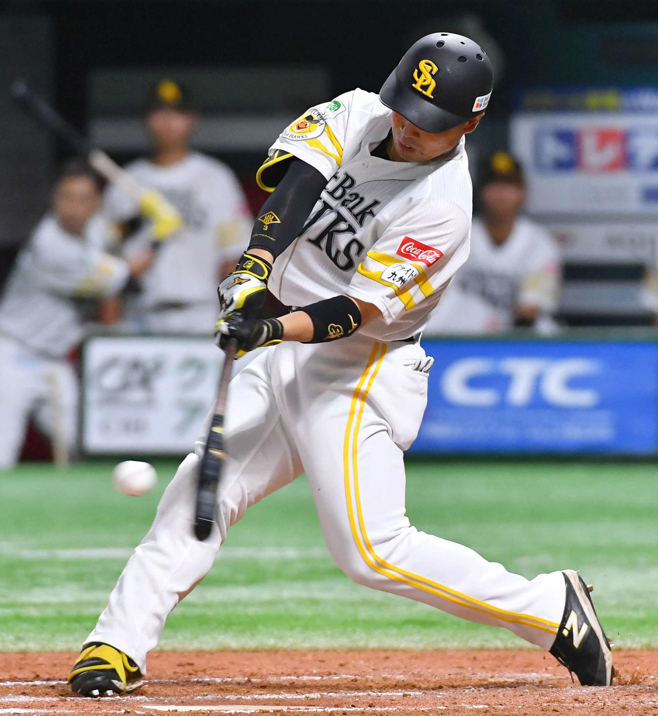 ソフトバンク対ヤクルト　7回裏ソフトバンク無死一、二塁、近藤は同点の右前適時打を放つ（撮影・岩下翔太）