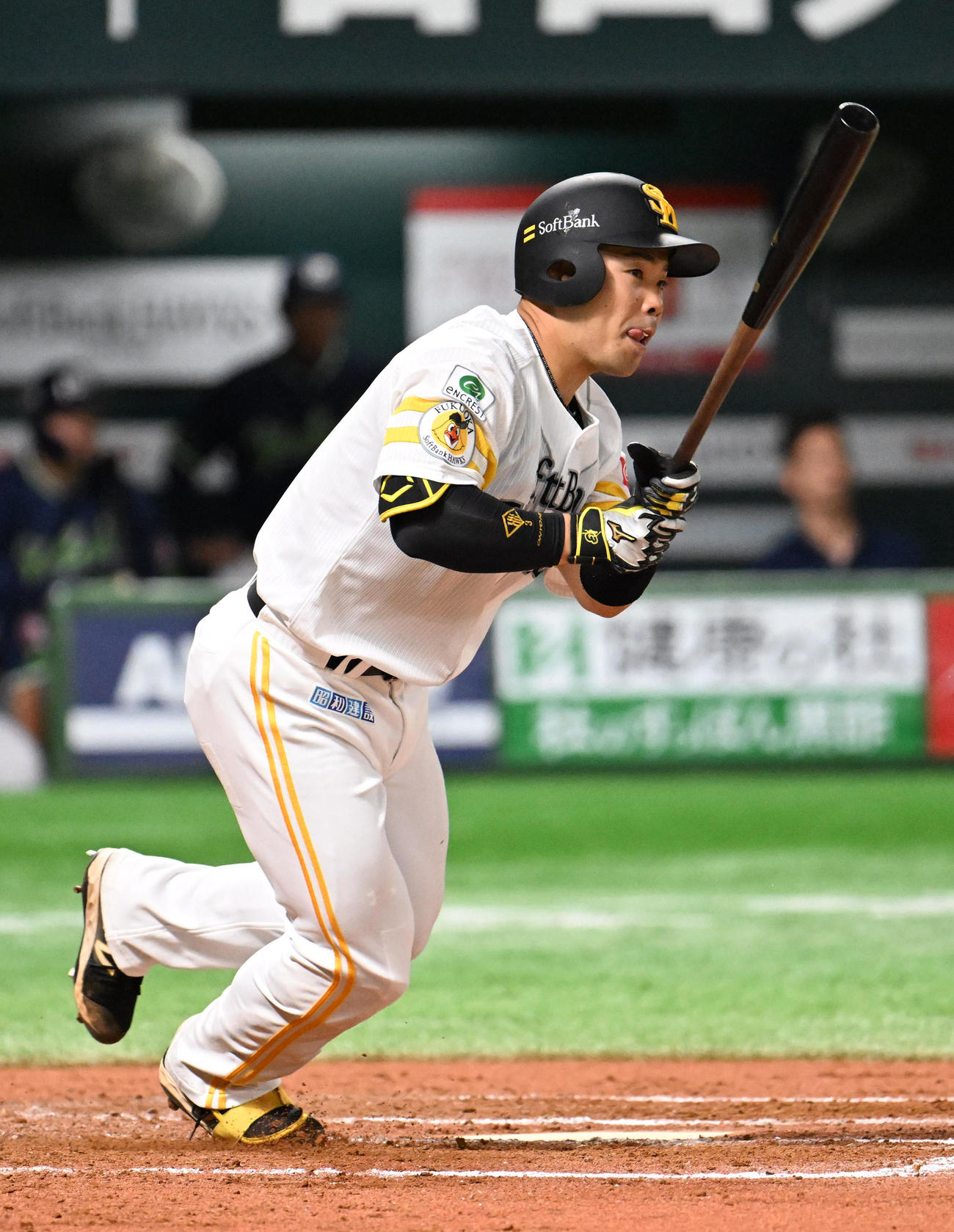 ソフトバンク対ヤクルト　7回裏ソフトバンク無死一、二塁、近藤は適時打を放つ（撮影・林敢治）
