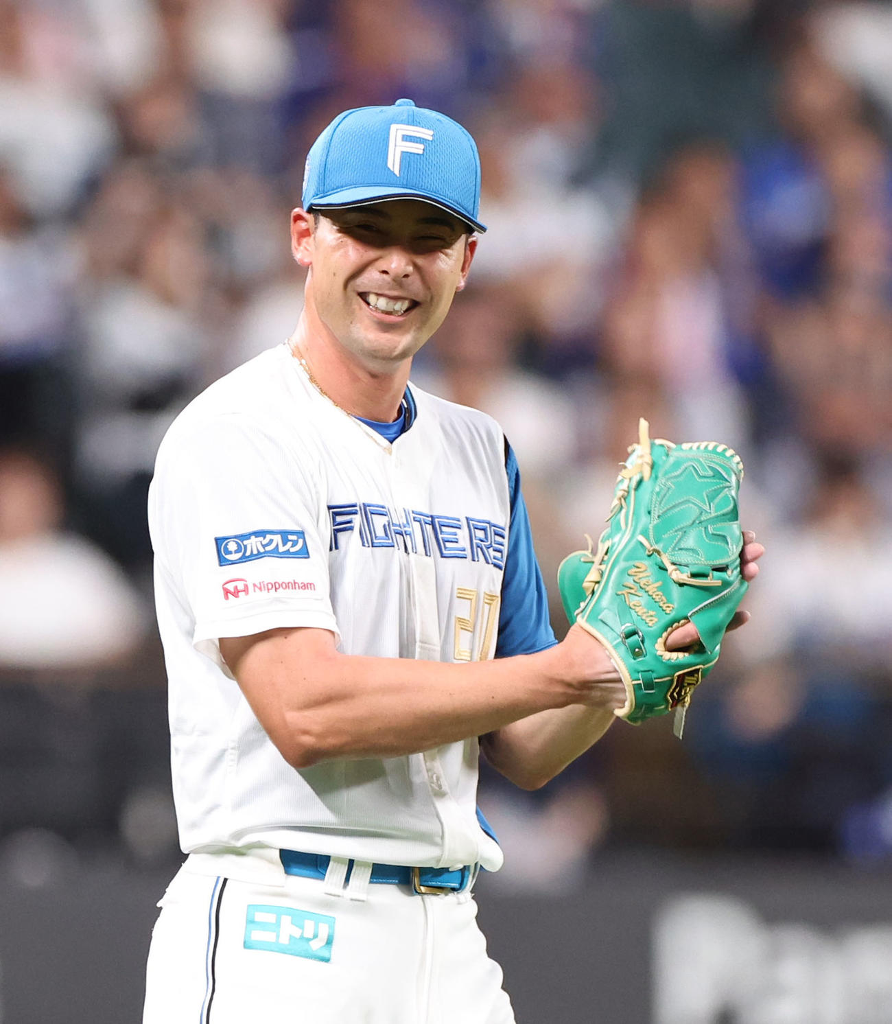 日本ハム対中日　7回表中日1死、水野の好守に笑顔を見せる上原（撮影・佐藤翔太）