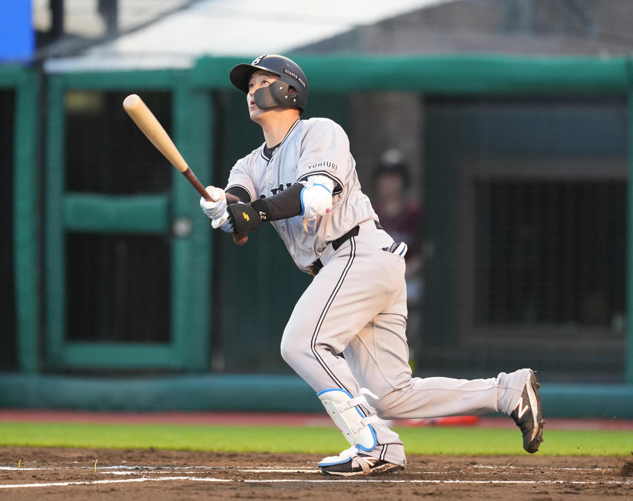 楽天対巨人　2回表巨人2死一塁、右越えに先制2点本塁打を放つ岸田（撮影・菅敏）