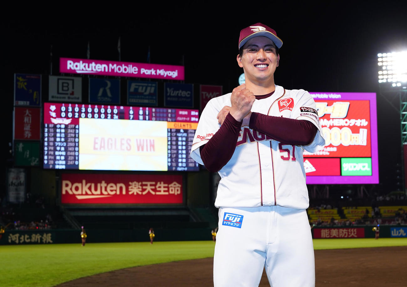 楽天対巨人　サヨナラの適時二塁打を放った楽天小郷は、笑顔でポーズをとる（撮影・菅敏）