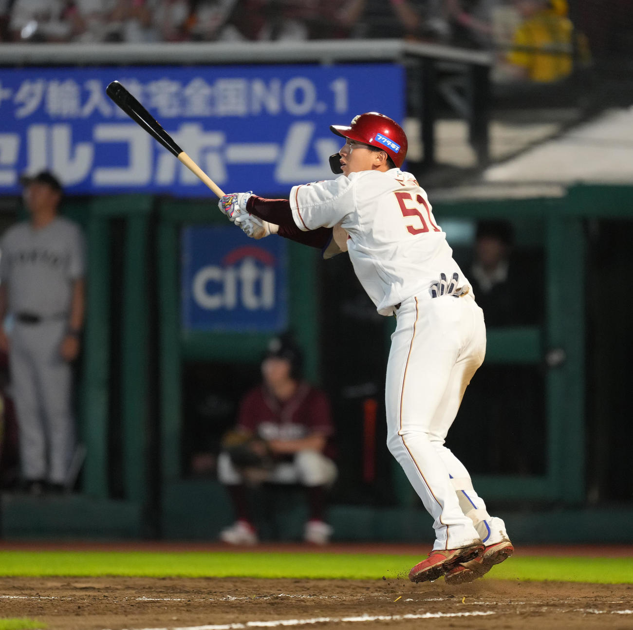 楽天対巨人　9回裏楽天2死満塁、サヨナラ2点適時二塁打を放つ小郷（撮影・菅敏）