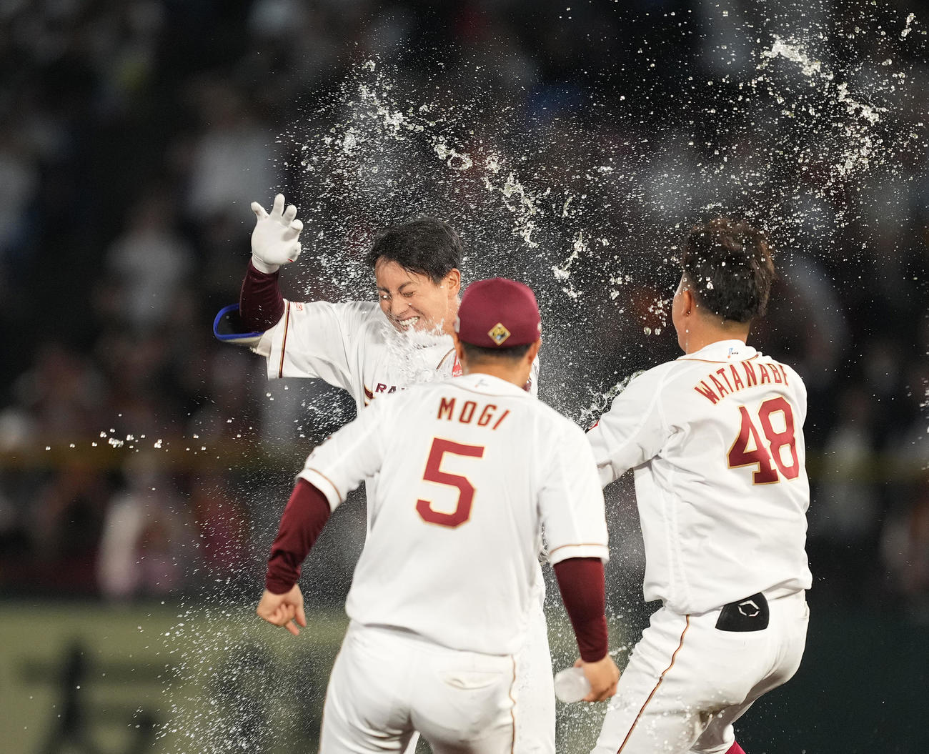 楽天対巨人　9回裏楽天2死満塁、サヨナラの2点適時二塁打を放ち、喜びを爆発させる小郷（後方）（撮影・菅敏）