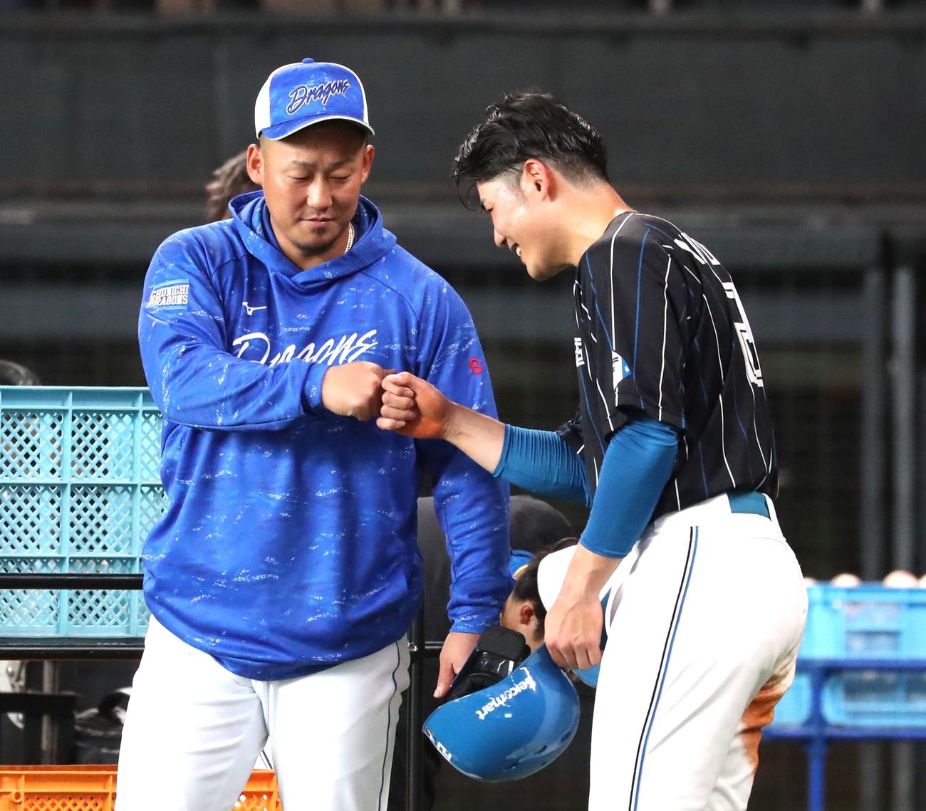 日本ハム対中日　中田（左）とグータッチする清宮（撮影・黒川智章）