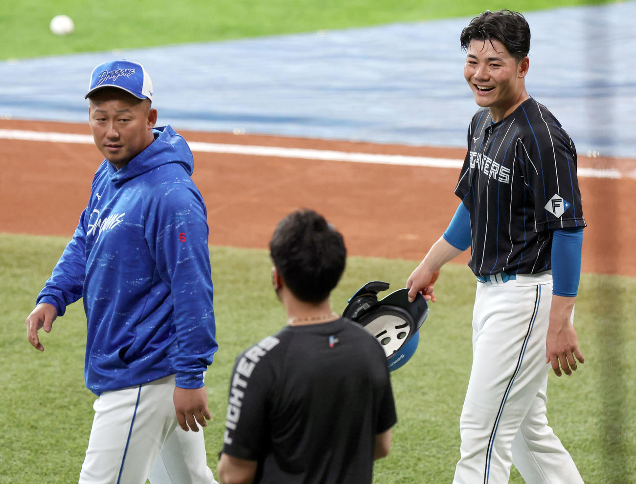 日本ハム対中日　試合前、笑顔で会話する中日中田（左）と日本ハム清宮（撮影・佐藤翔太）