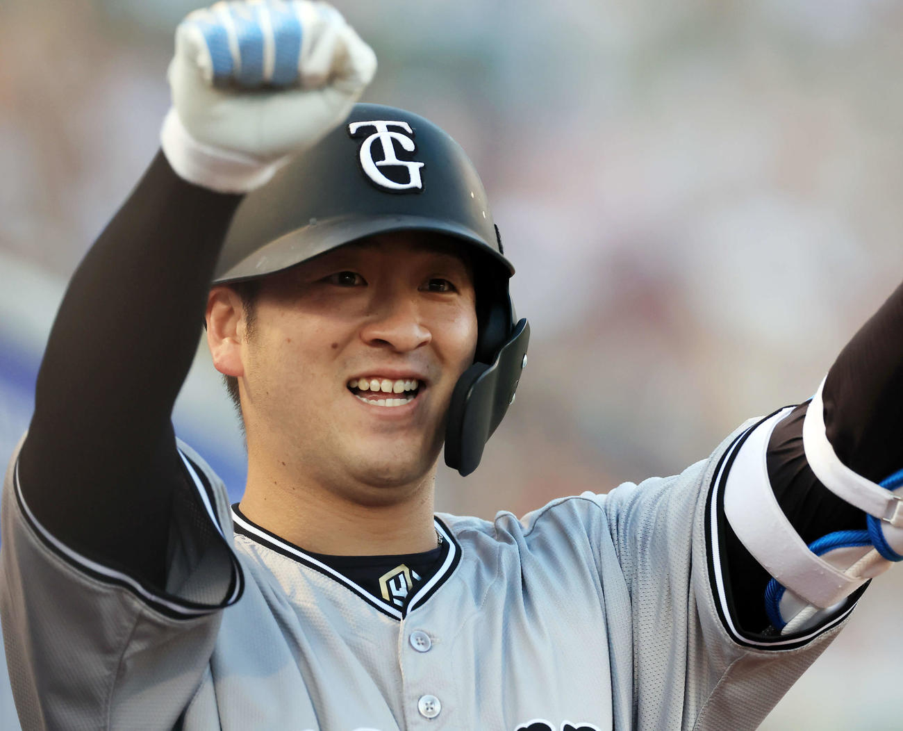 楽天対巨人　2回表巨人2死一塁、岸田は左越え2点本塁打を放ち、笑顔でガッツポーズ（撮影・浅見桂子）
