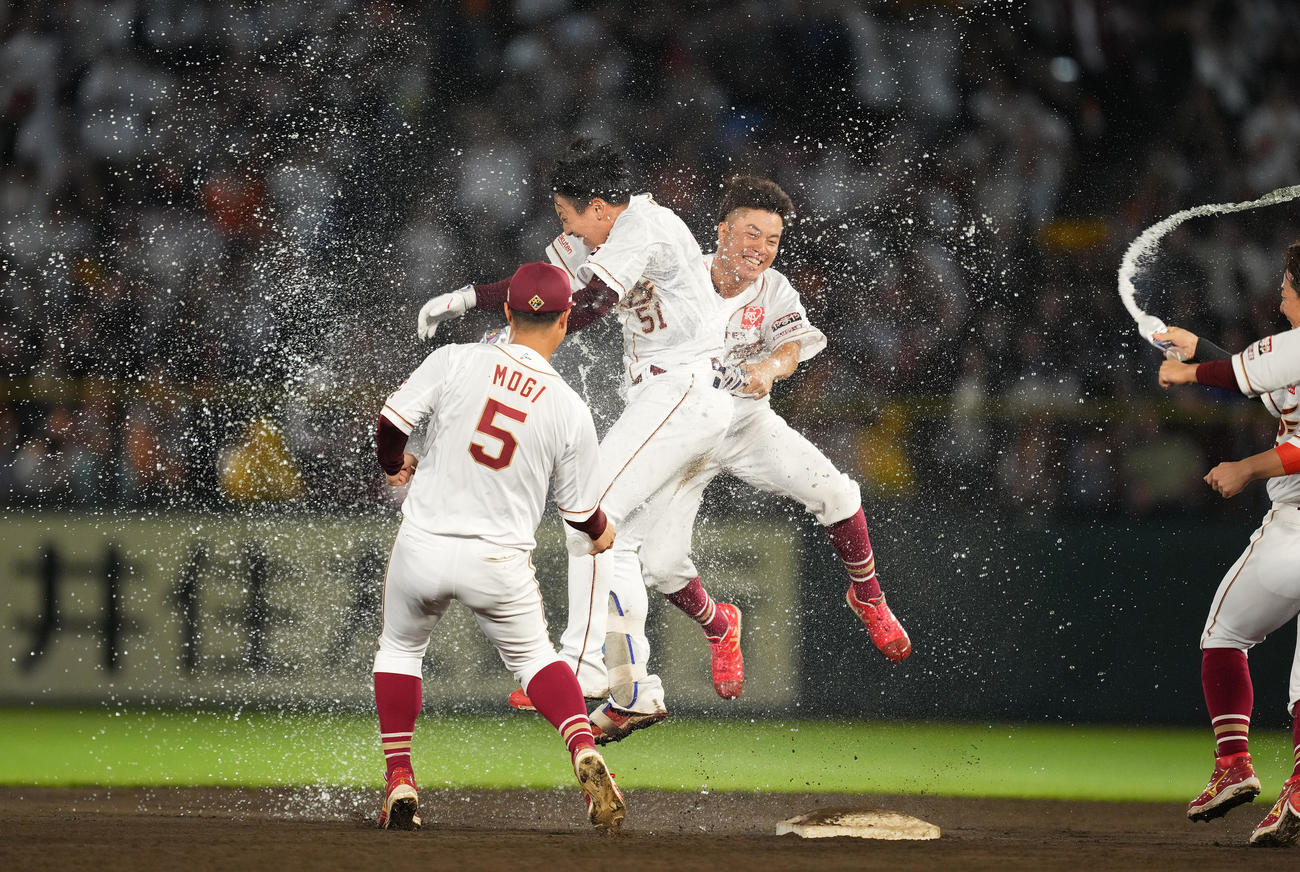楽天対巨人　9回裏楽天2死満塁、サヨナラの2点適時二塁打を放ち、喜びを爆発させる小郷（中央）（撮影・菅敏）