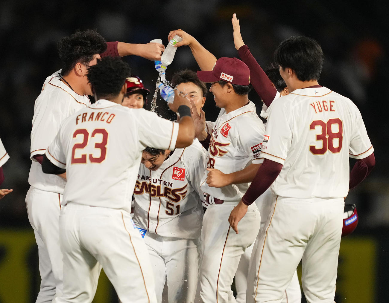 楽天対巨人　9回裏楽天2死満塁、サヨナラの2点適時二塁打を放ち、手荒い祝福を受ける小郷（中央）（撮影・菅敏）